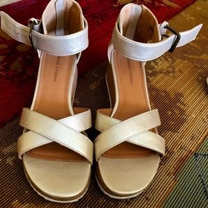 Adrienne Vittadini platform sandals size 8